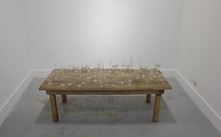 Table en bois, verres, fil d’or