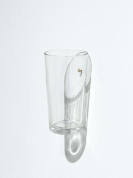 Verre troué, clou